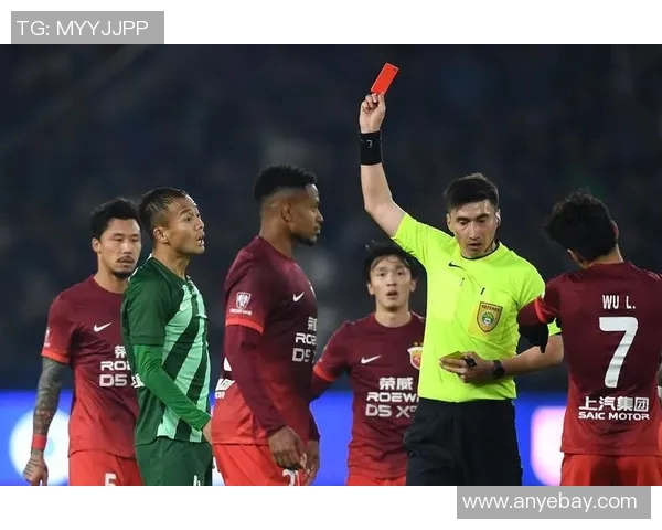 当红足球球星怒失冷静赛场冲突升级最终被红牌驱逐